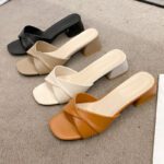 Large size niche retro brown thick heel slippers for women - Image 2